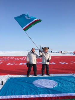 Миссия выполнена! Самое большое Знамя Победы и флаг Республики Саха (Якутия) &ndash; на Северном Полюсе