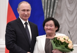 Путин вручил орден чумработнице