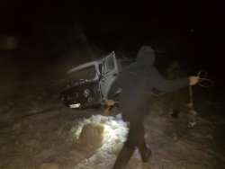 В Якутии УАЗ с пассажирами провалился в реку